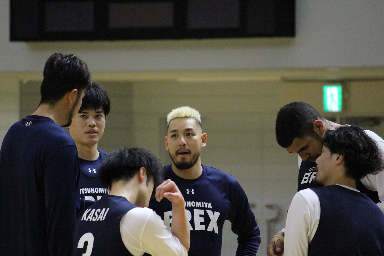 練習中にハドルを組む宇都宮遠藤