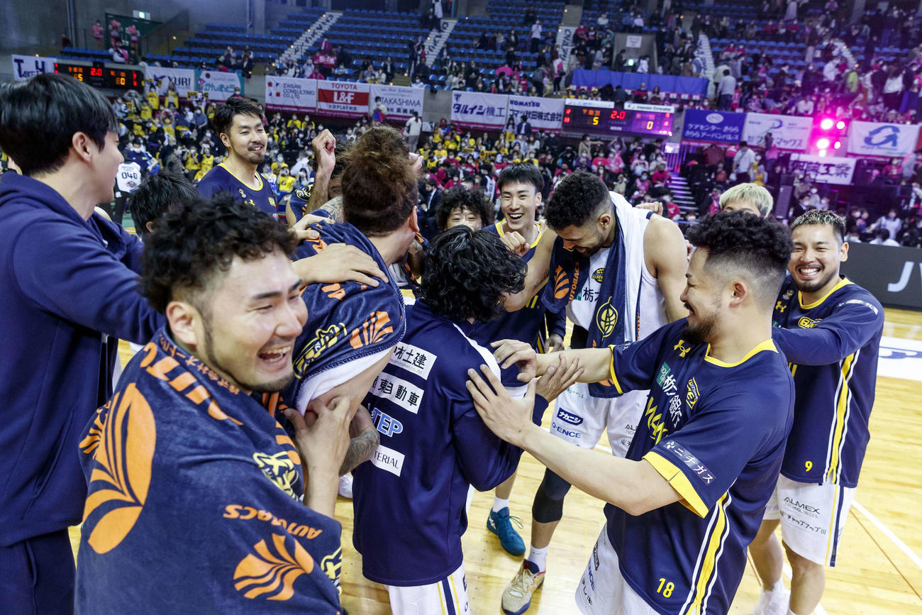 秋田戦でチームメイトとじゃれ合う宇都宮遠藤（コピーライトB.LEAGUE）