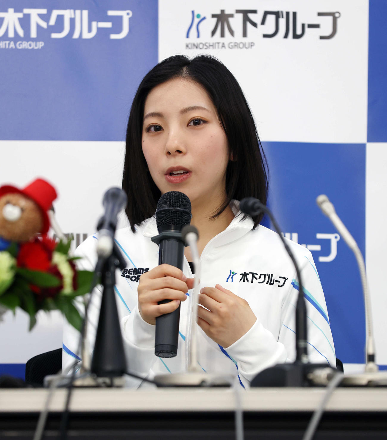 年間グランドスラム達成報告会で話す三浦（撮影・宮地輝）