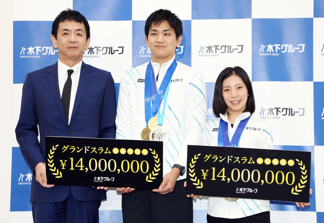 年間グランドスラム達成報告会で木下直哉代表（左）から報償金を受け取り、笑顔で記念撮影する木原（中央）と三浦組（撮影・宮地輝）
