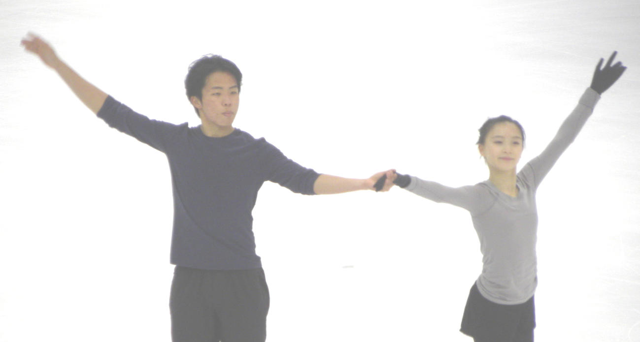村上遥奈（右）、森口澄士組（2022年12月7日撮影）