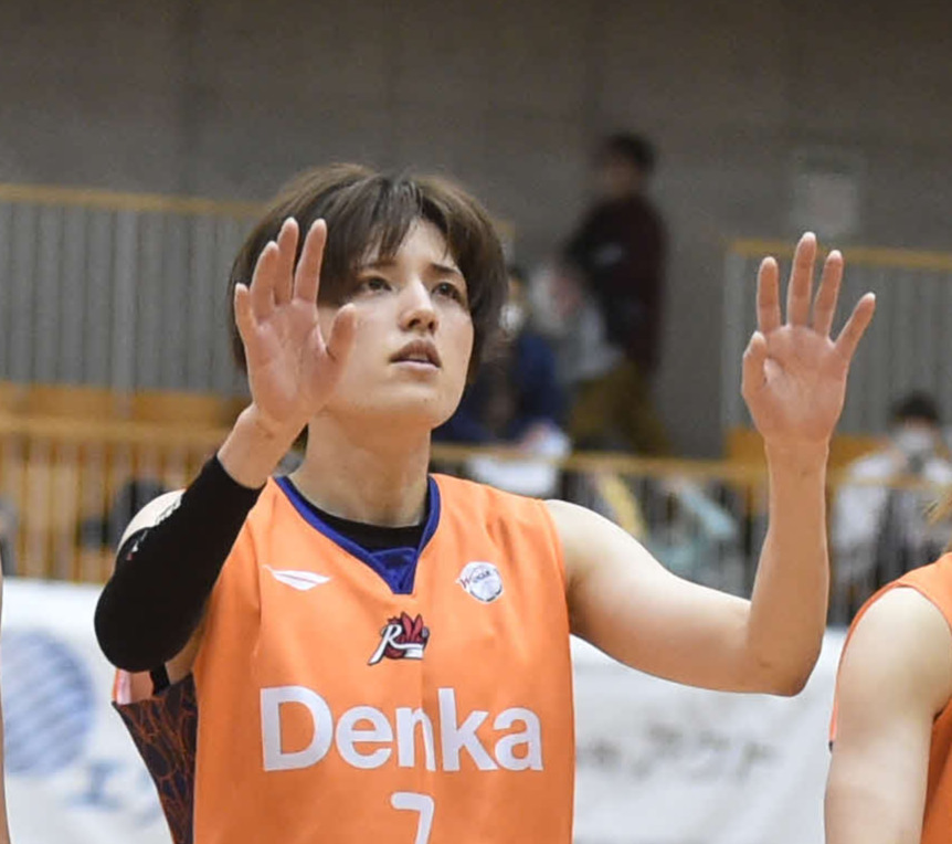 3月5日、今季ホーム最終の山梨戦後、観客席に手を振る北川