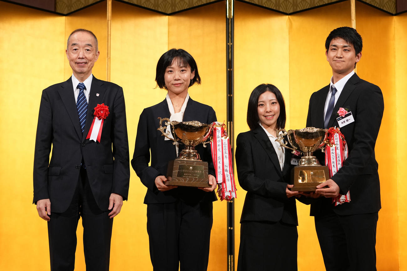 JOC杯を受賞した高木、三浦、木原。左はJOC星野専務理事（アフロ／JSF)