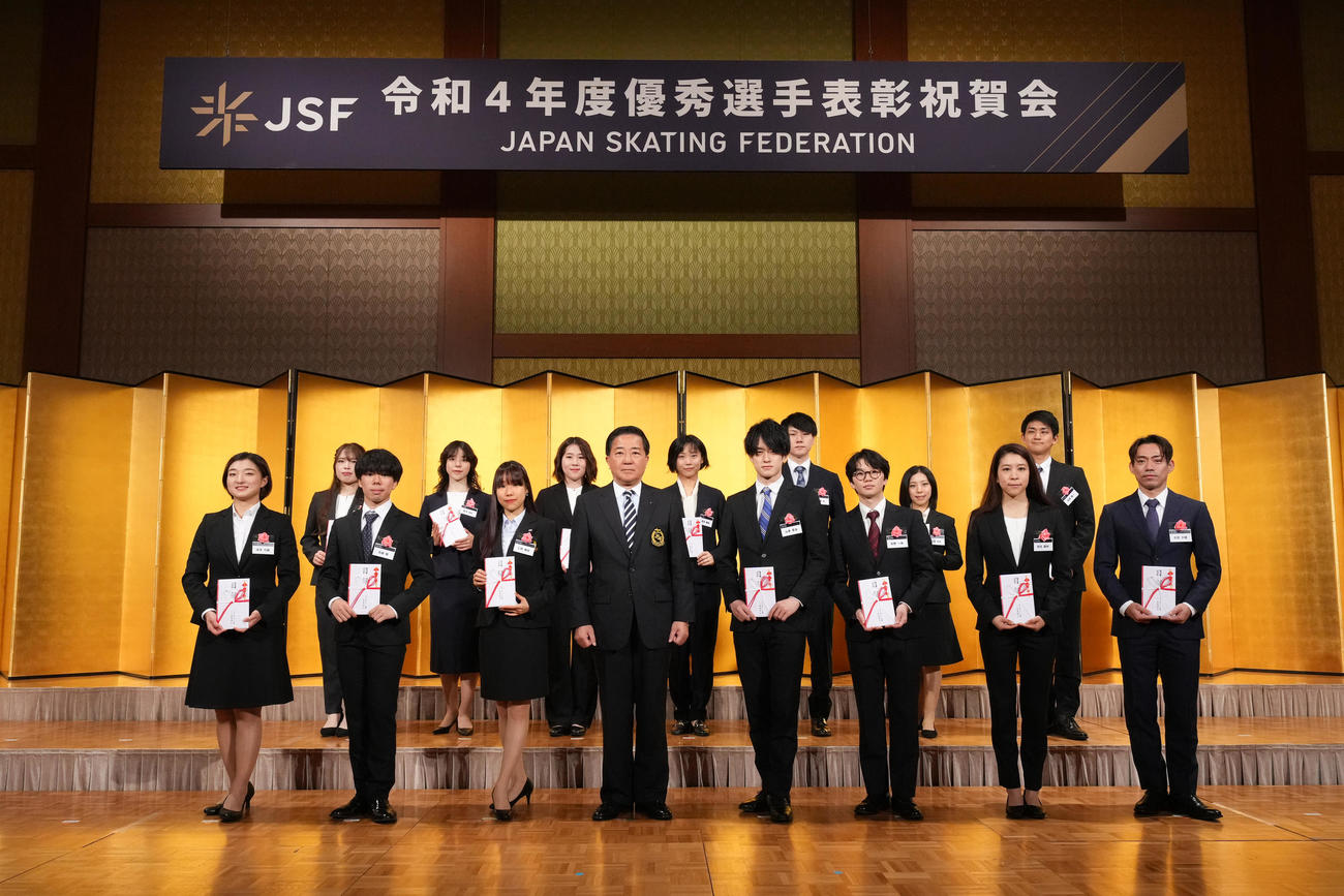 表彰されたフィギュアスケートの選手ら（アフロ／JSF)