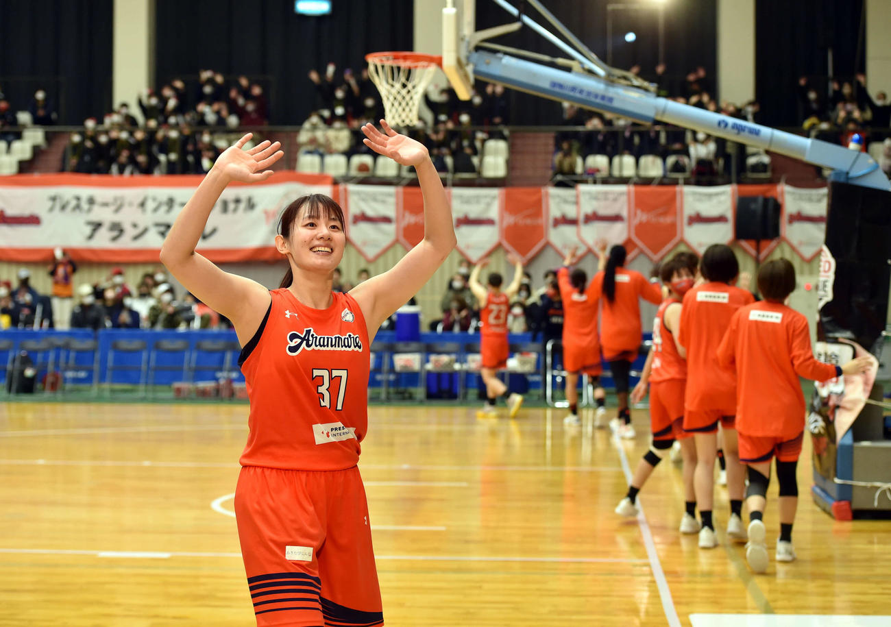 22年10月23日、山梨戦で今季初勝利を収め、観客に手を振るアランマーレ秋田・佐藤