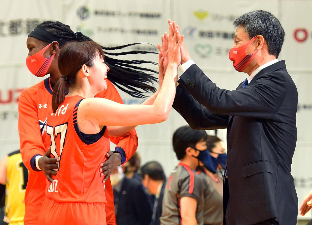 22年10月23日、山梨戦で今季初勝利を収め、笑顔でハイタッチするアランマーレ秋田・佐藤（左）と小嶋HC
