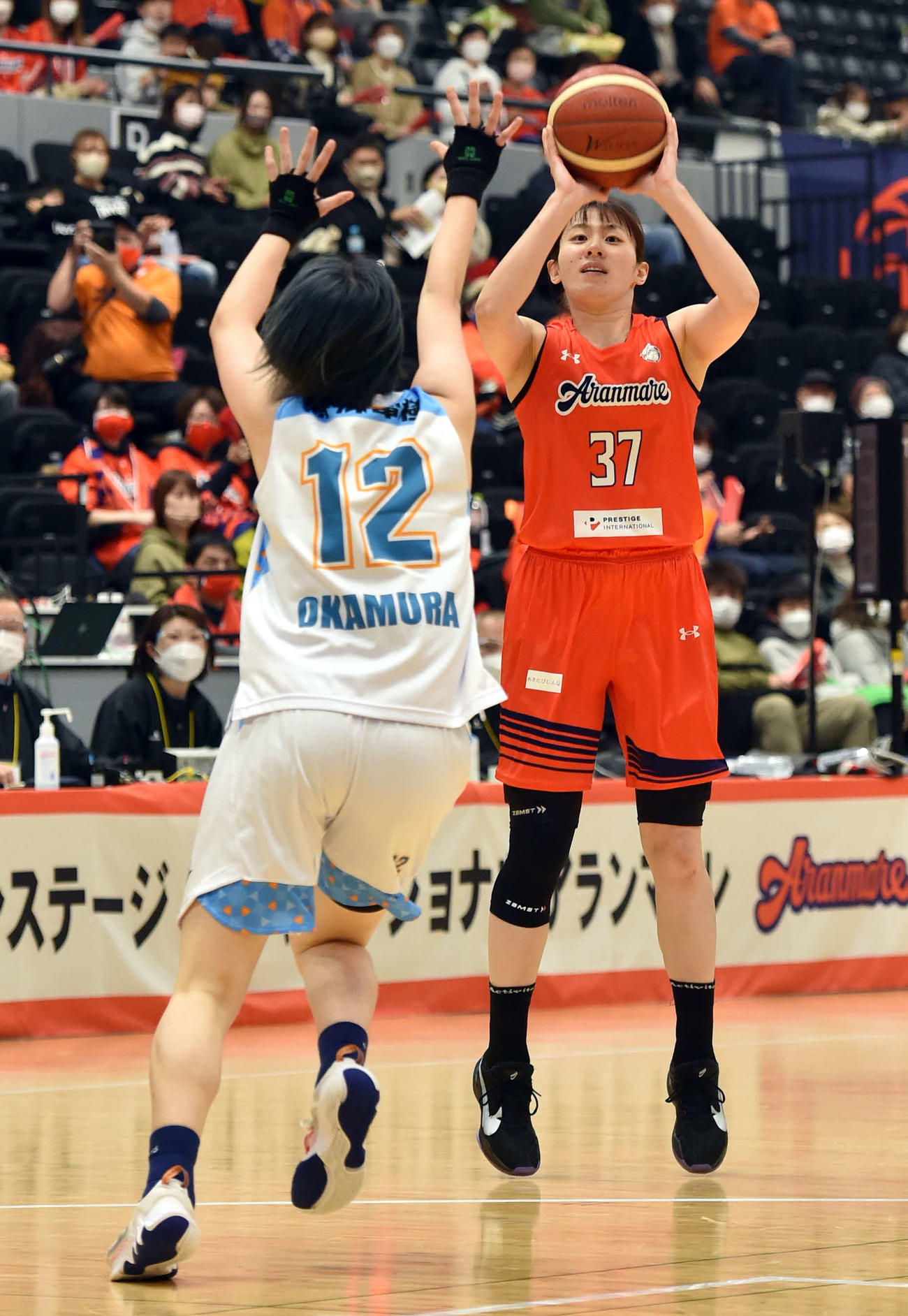 1月15日、姫路戦で3点シュートを打つアランマーレ秋田・佐藤（右）