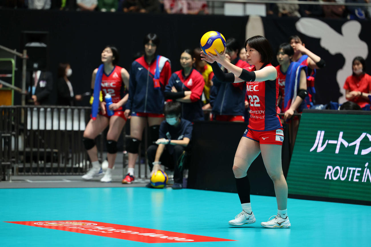 サーブを放つ中川（C）NEC RED ROCKETS