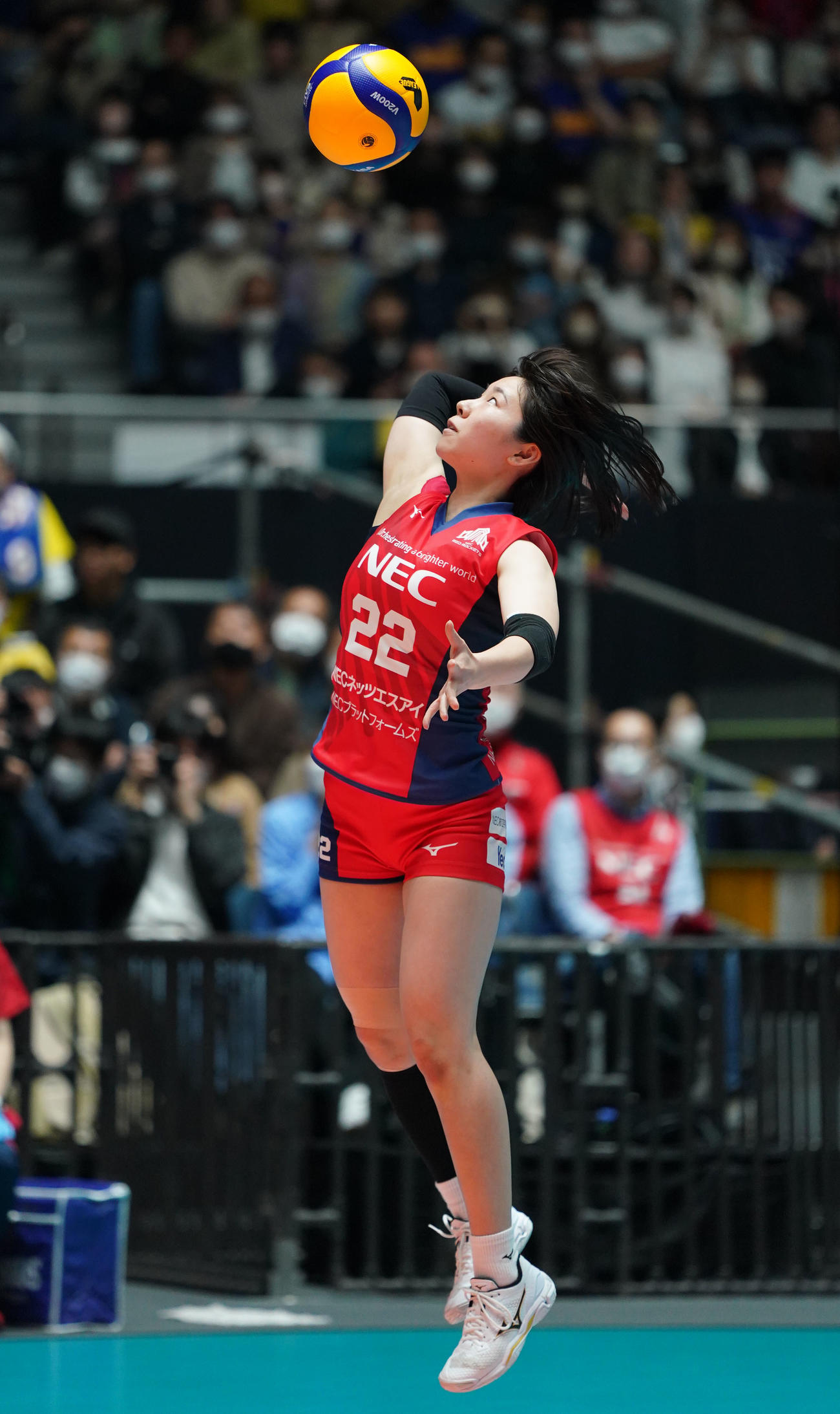 4月、東レ戦でジャンプサーブを放つNEC中川