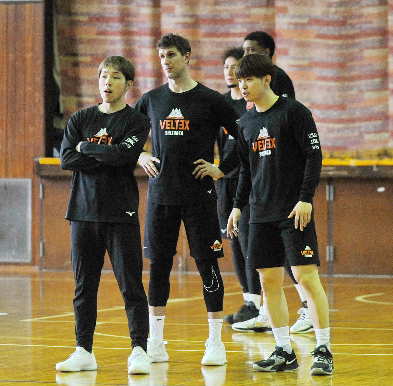 2023年4月25日、仲間のプレーを見つめるベルテックス静岡PG岡田（左端）