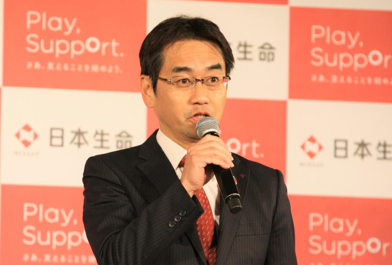 日本生命スポンサー契約発表記者会見で、車いすテニスプレーヤーの小田とともに登壇した日本生命の高田保豊常務執行役員（撮影・藤塚大輔）