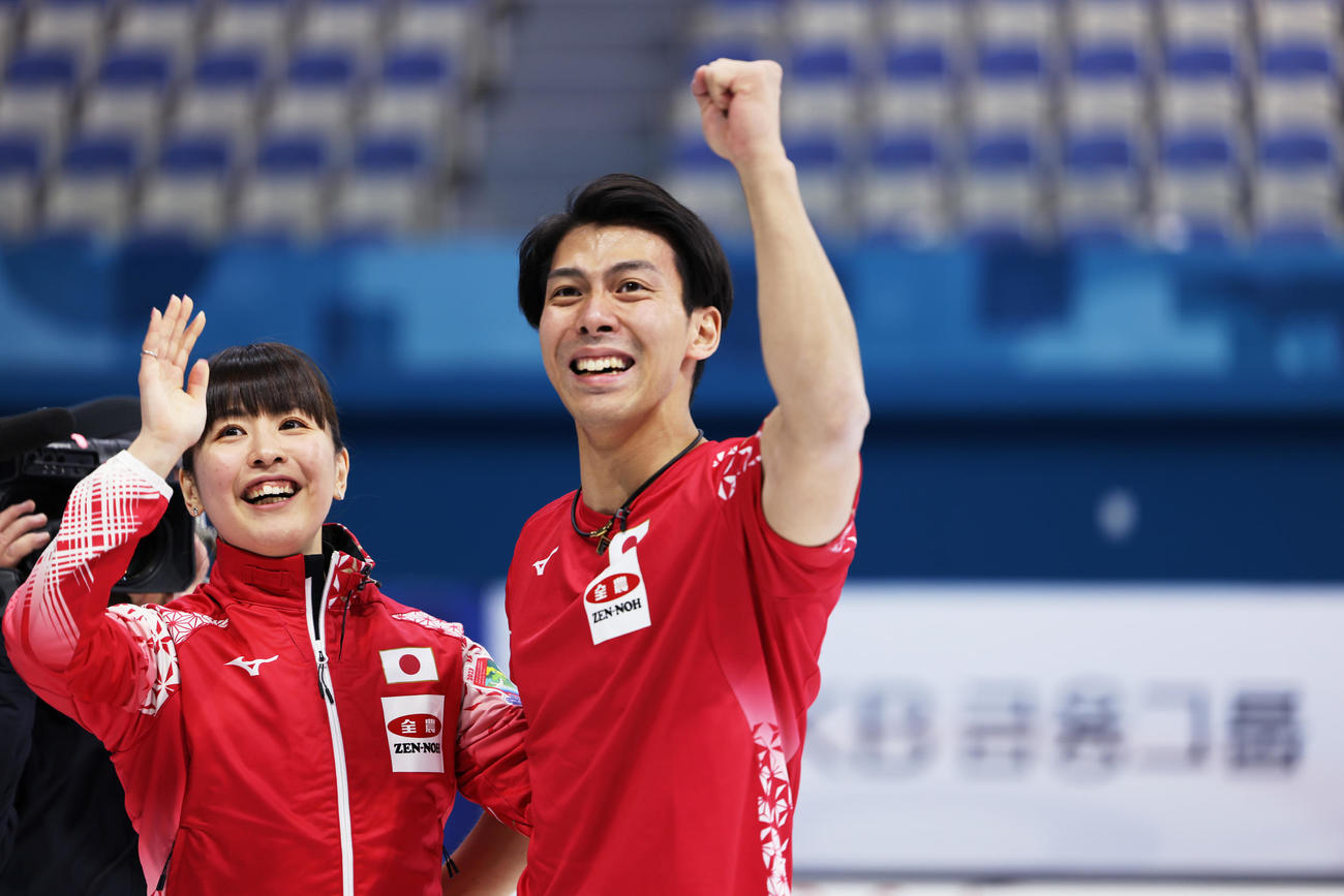 カーリング混合ダブルスの世界選手権で日本史上初の決勝進出を決めた日本代表の松村（左）と谷田組（C）STEPHEN FISHER／WCF