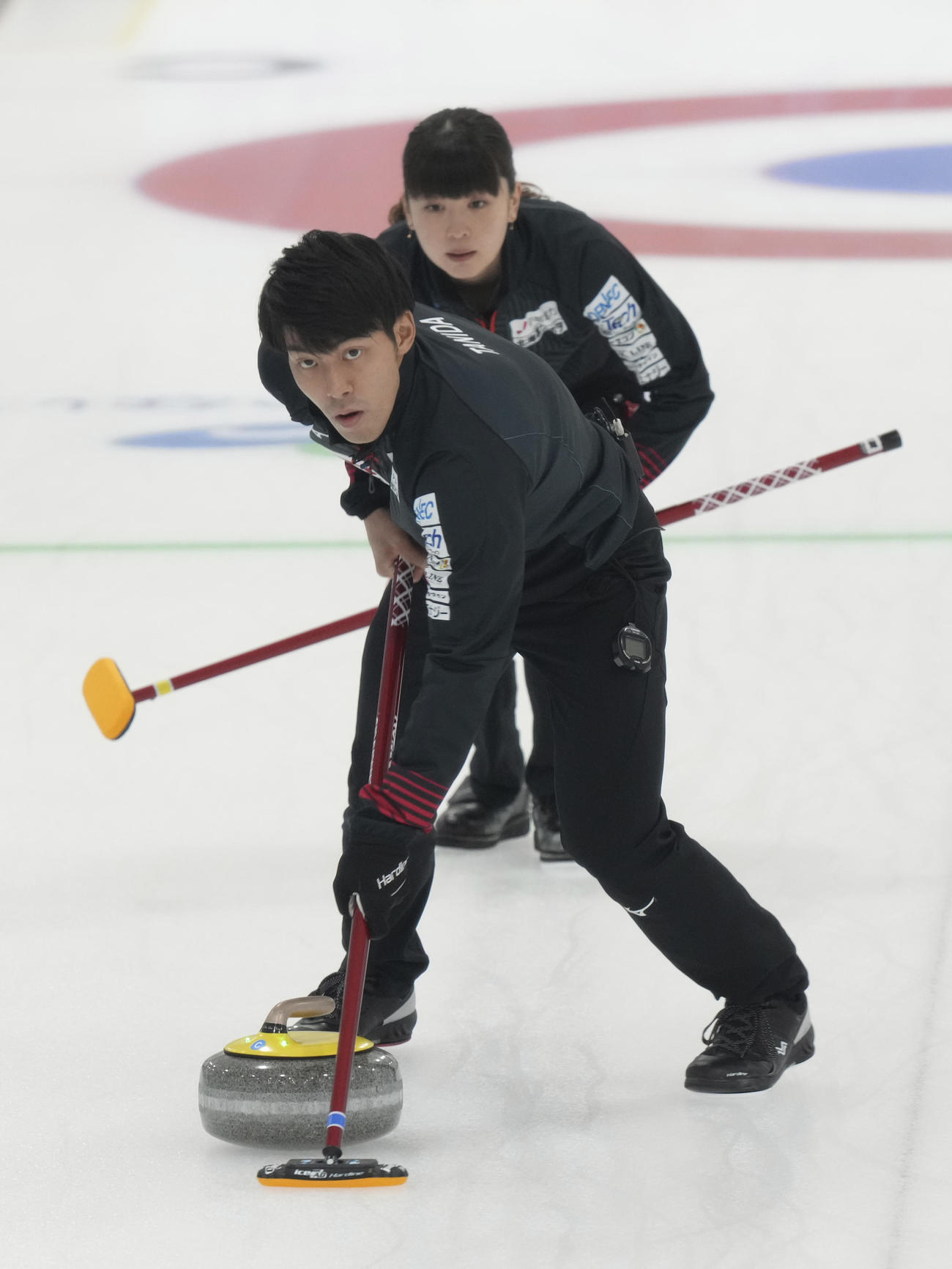 スイープする谷田康真。奥は松村千秋（2021年9月撮影）