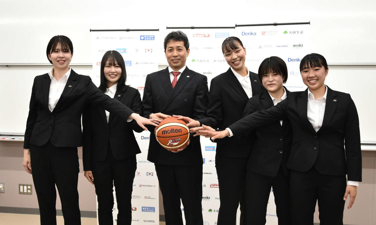 伊藤監督と中心に健闘を誓う新加入選手。左から本田、杉山、1人置いて金沢、北川、深瀬