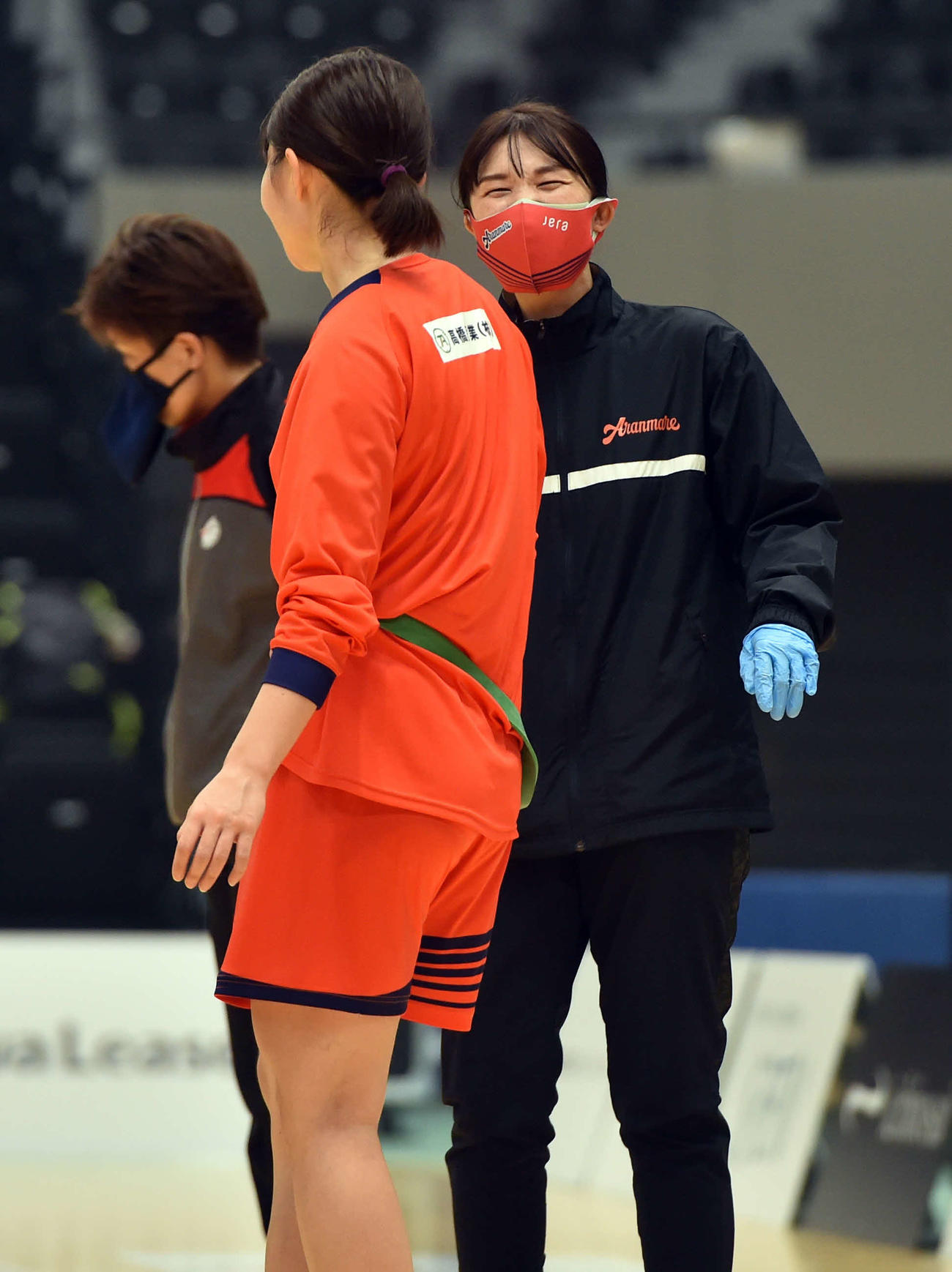 1月14日、選手に笑顔で声をかける内田トレーナー（右）