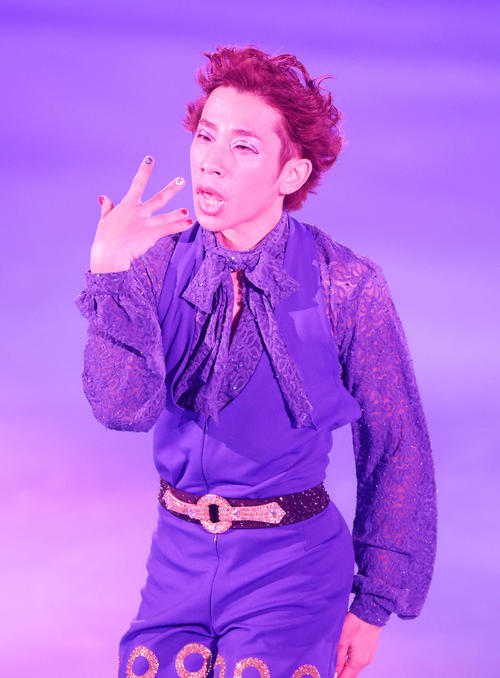 演技を披露する織田（撮影・鈴木正人）