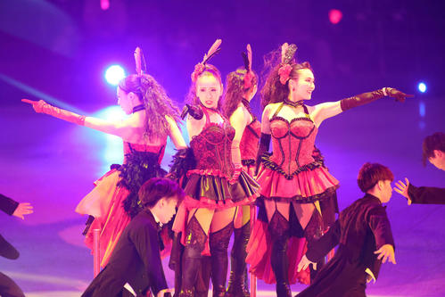 演技を披露するプリンスアイスワールドチーム（撮影・鈴木正人）