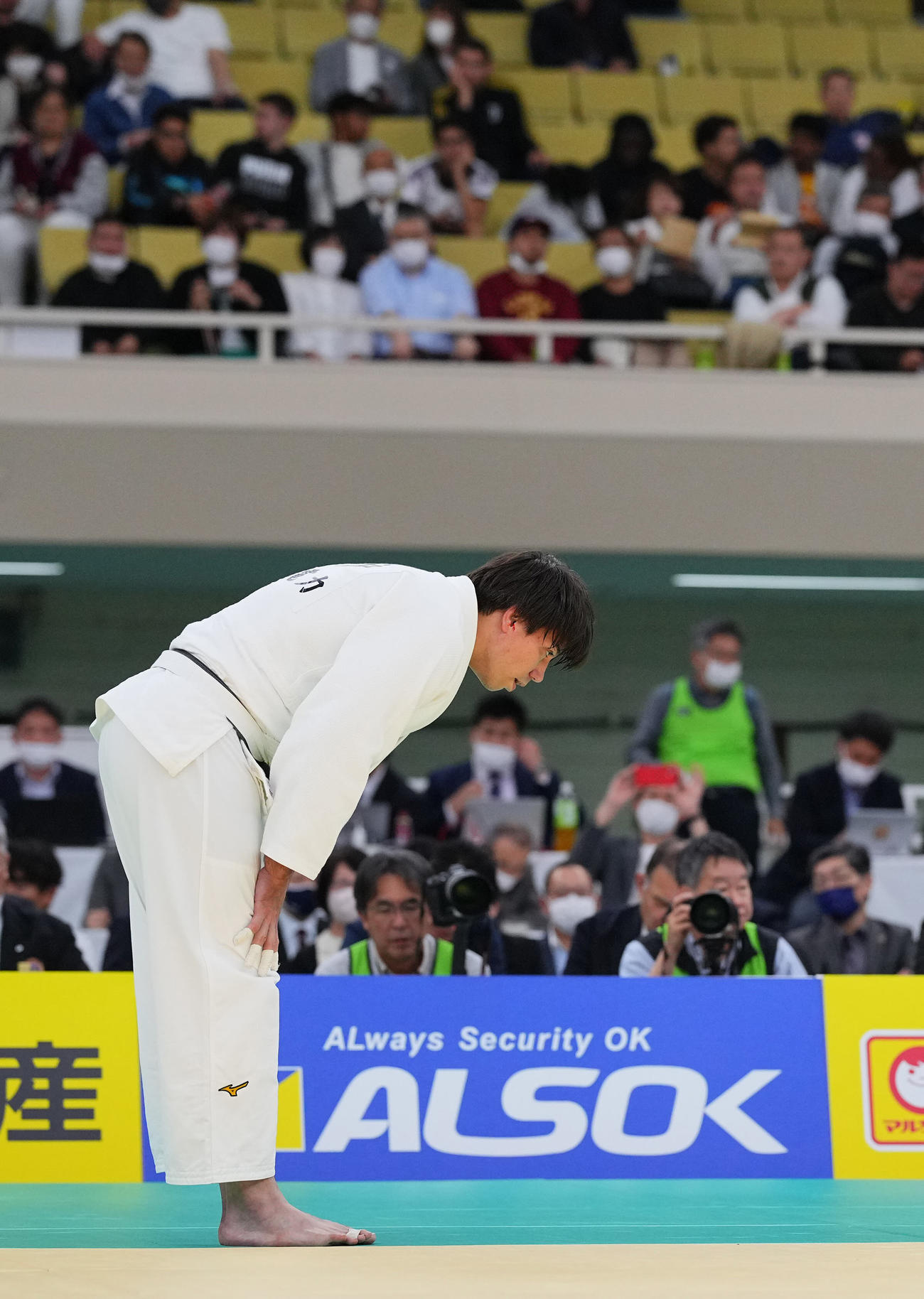 七戸龍対小川雄勢　2回戦で敗れた七戸は深々と一礼し畳を引き揚げる（撮影・垰建太）