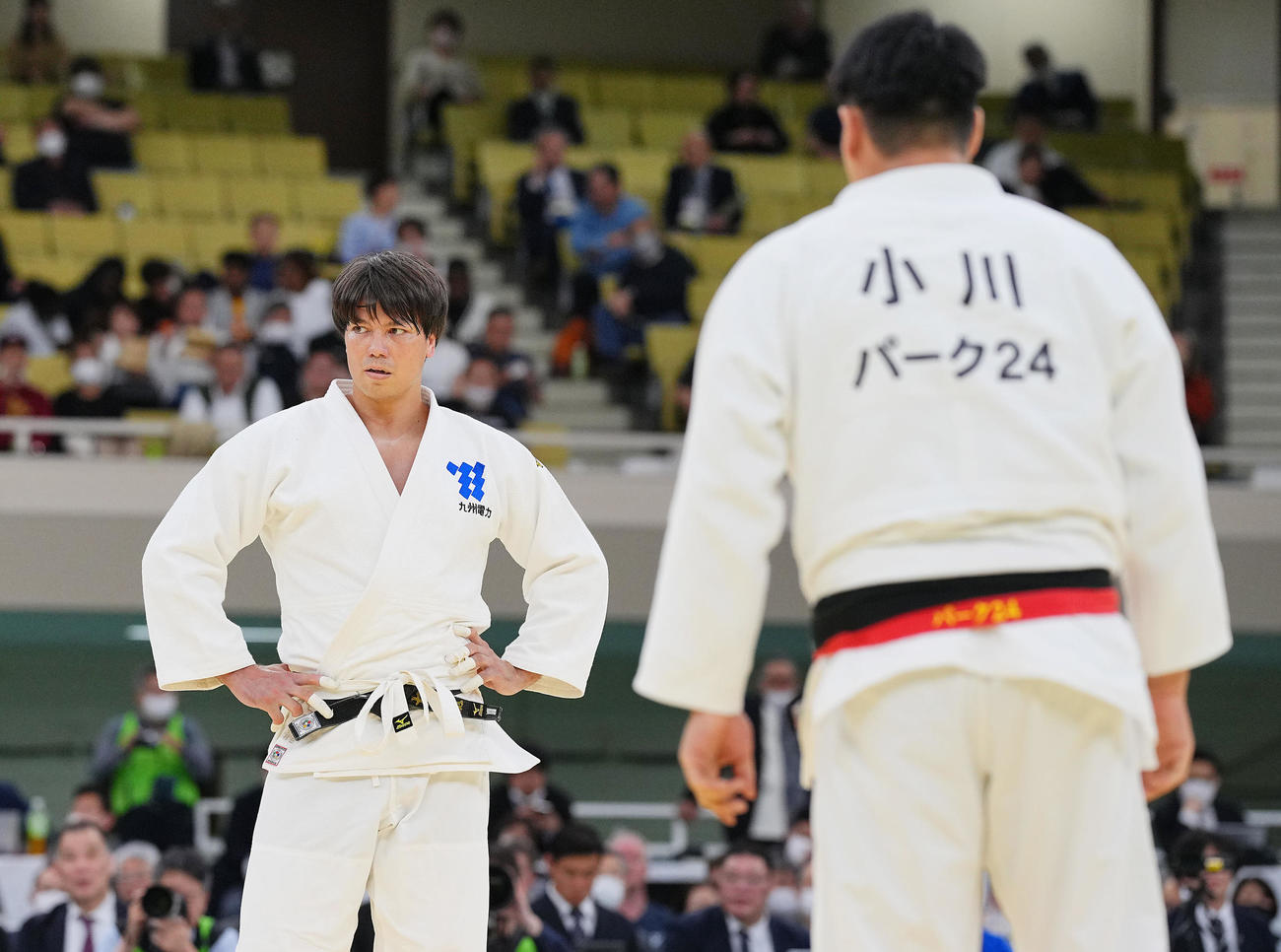 七戸龍対小川雄勢　小川（手前）に敗れさえない表情の七戸（撮影・垰建太）