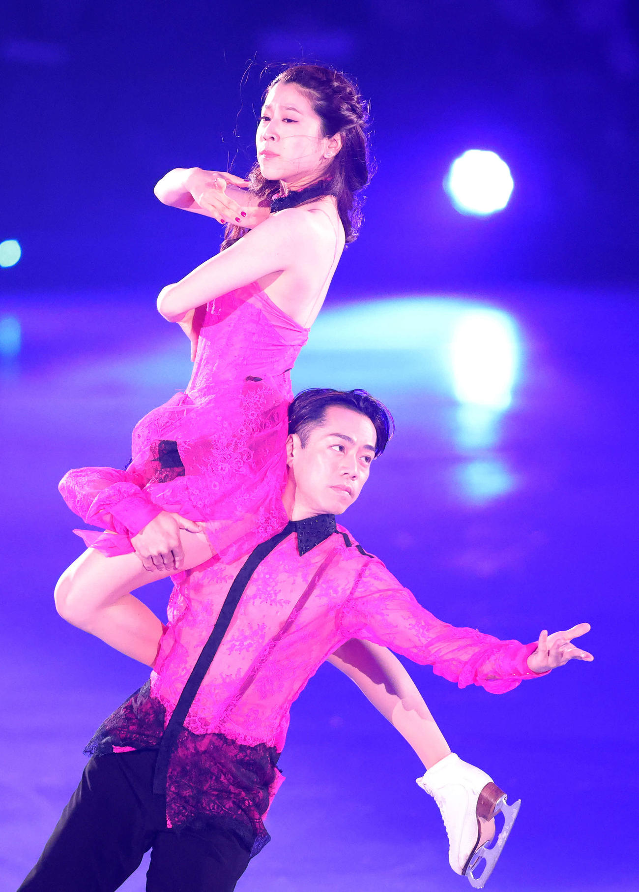 演技を披露する高橋（下）と村元（撮影・鈴木正人）