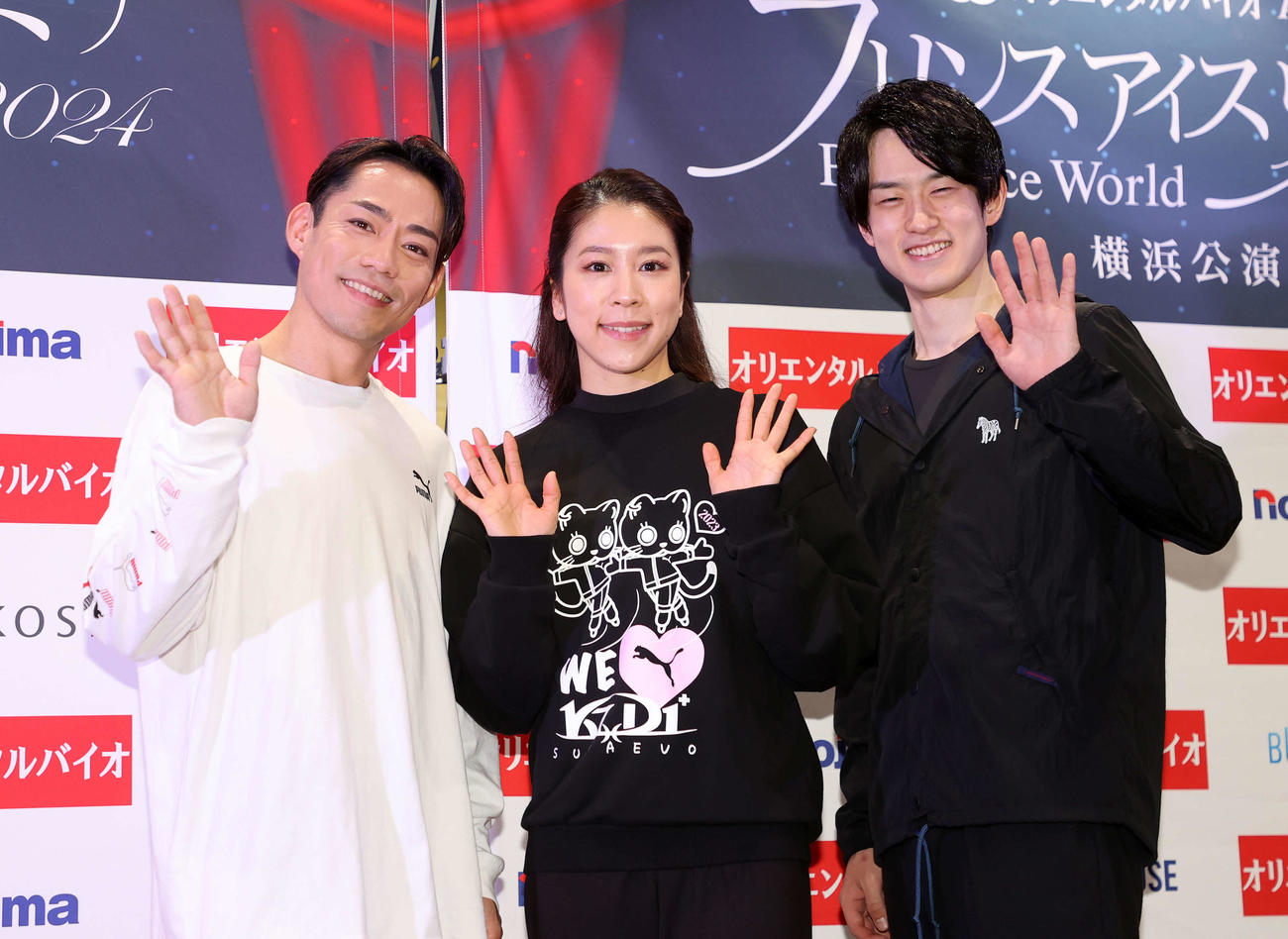 笑顔で写真に納まる、左から高橋、村元、山本（撮影・鈴木正人）