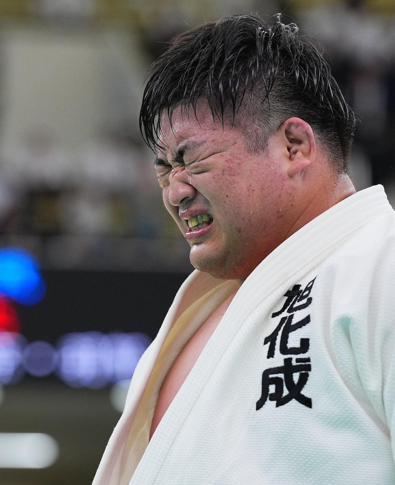 王子谷剛志対羽賀龍之介　羽賀に勝ち優勝した王子谷は歓喜の涙を流す（撮影・垰建太）