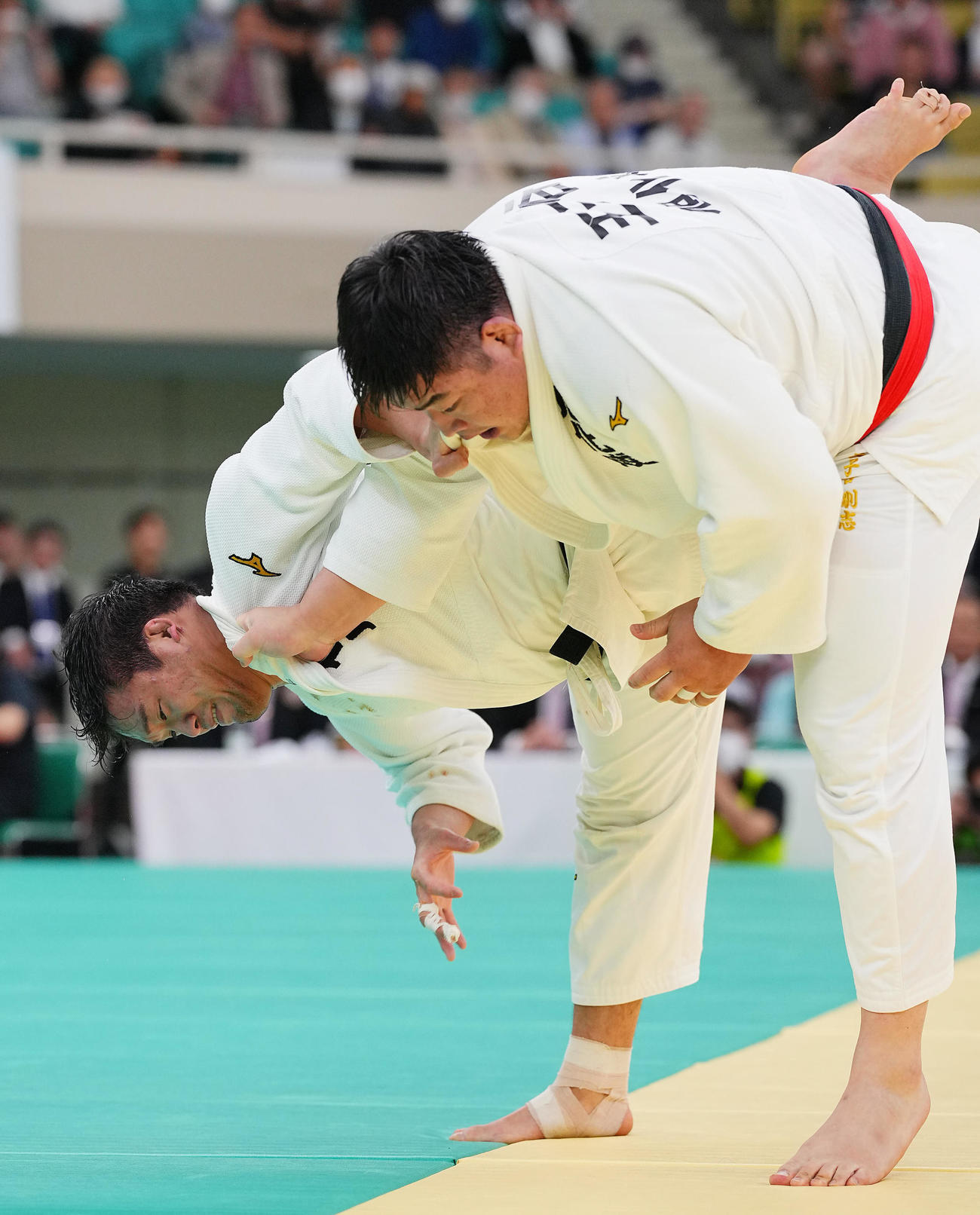 王子谷剛志対羽賀龍之介　王子谷（右）に技を仕掛ける羽賀（撮影・垰建太）