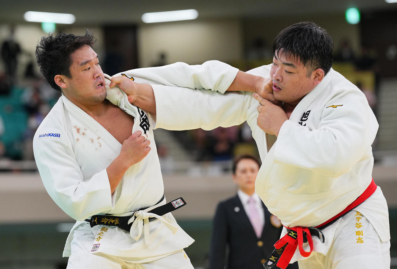 王子谷剛志対羽賀龍之介　組み合う羽賀（左）と王子谷（撮影・垰建太）