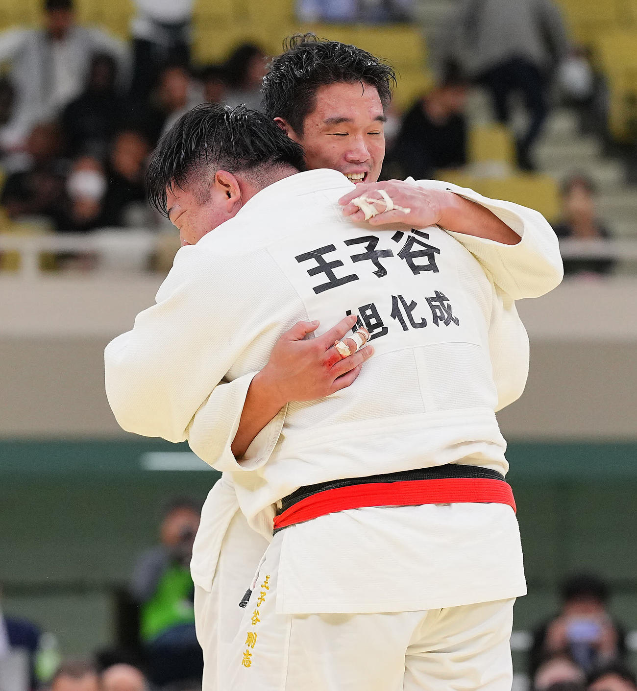 王子谷剛志対羽賀龍之介　試合を終え敗れた羽賀（右）は王子谷と抱き合い笑顔で健闘をたたえ合う（撮影・垰建太）