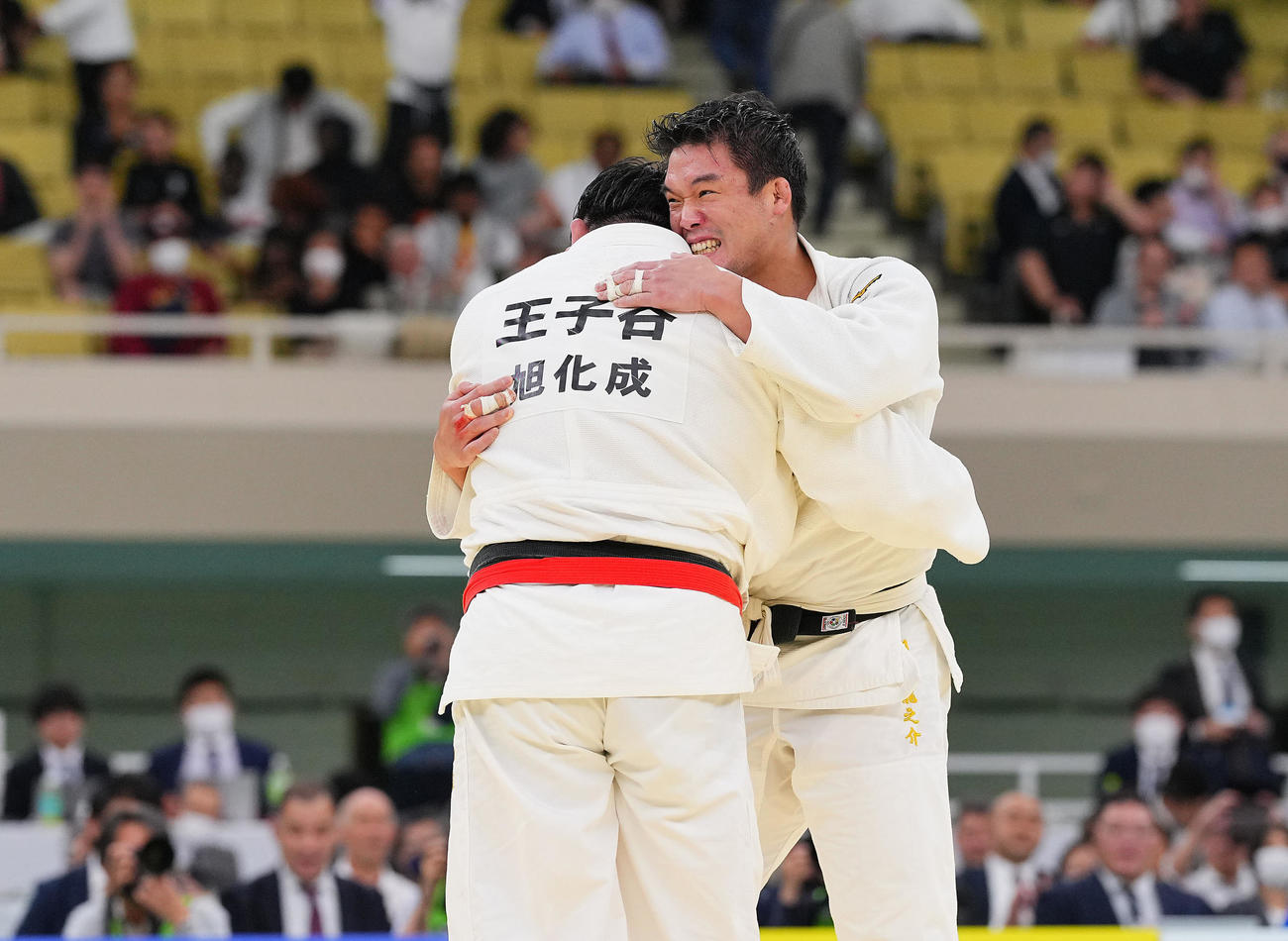 王子谷剛志対羽賀龍之介　試合を終え敗れた羽賀（右）は王子谷と抱き合い笑顔で健闘をたたえ合う（撮影・垰建太）