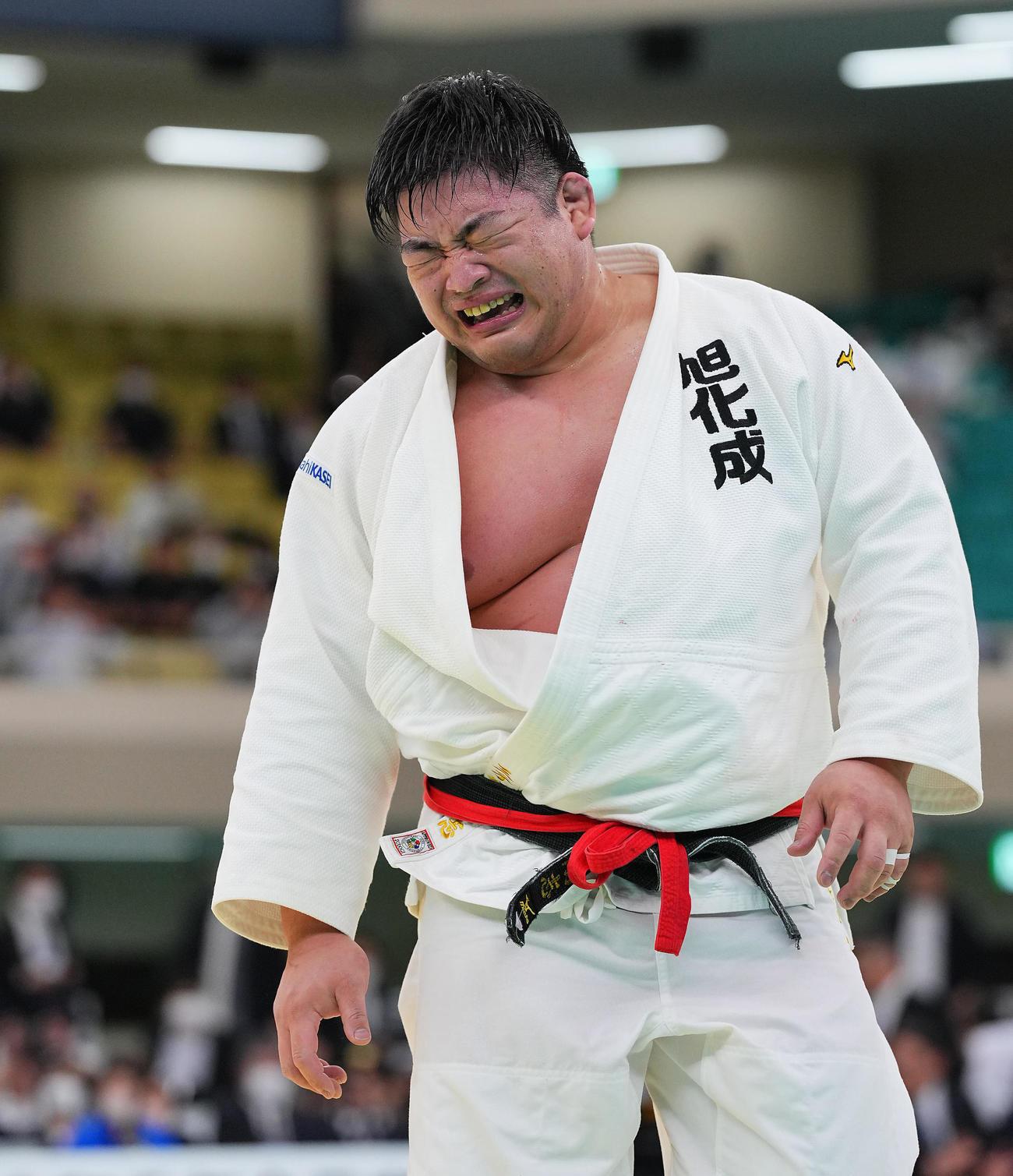 王子谷剛志対羽賀龍之介　羽賀に勝ち優勝した王子谷は歓喜の涙を流す（撮影・垰建太）