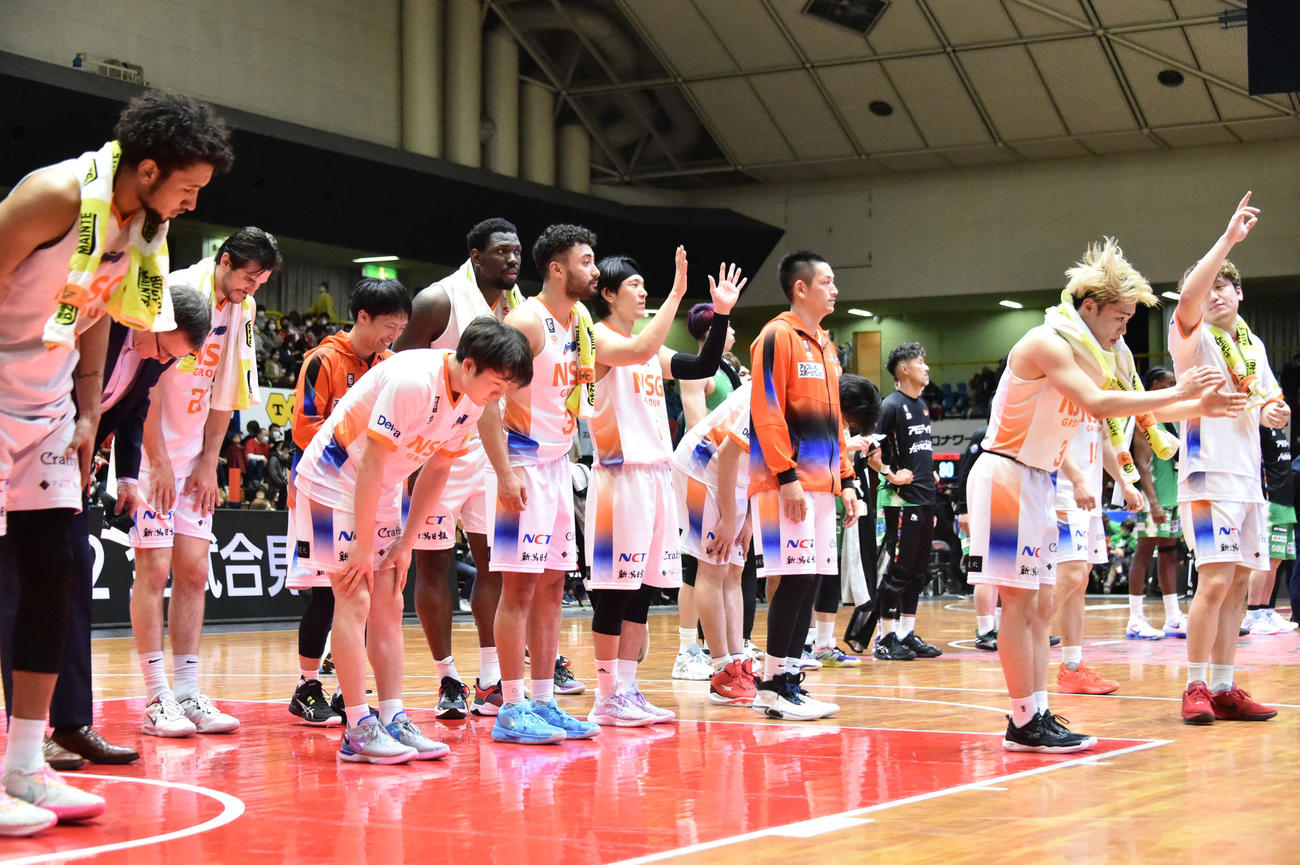 試合後、観客席にあいさつをする新潟のメンバー