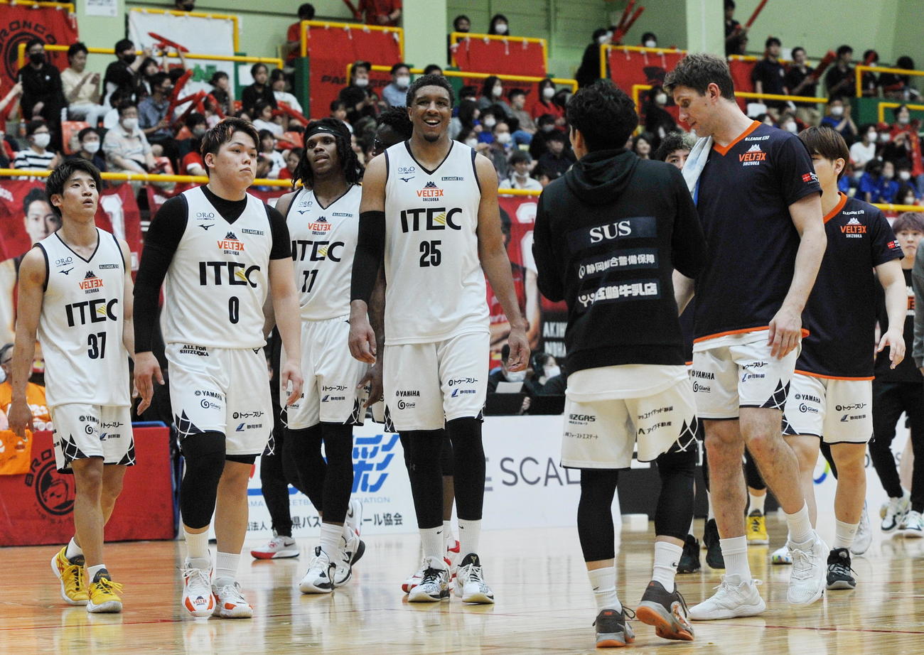 試合を終えてベンチに戻るベルテックス静岡の選手たち　　　