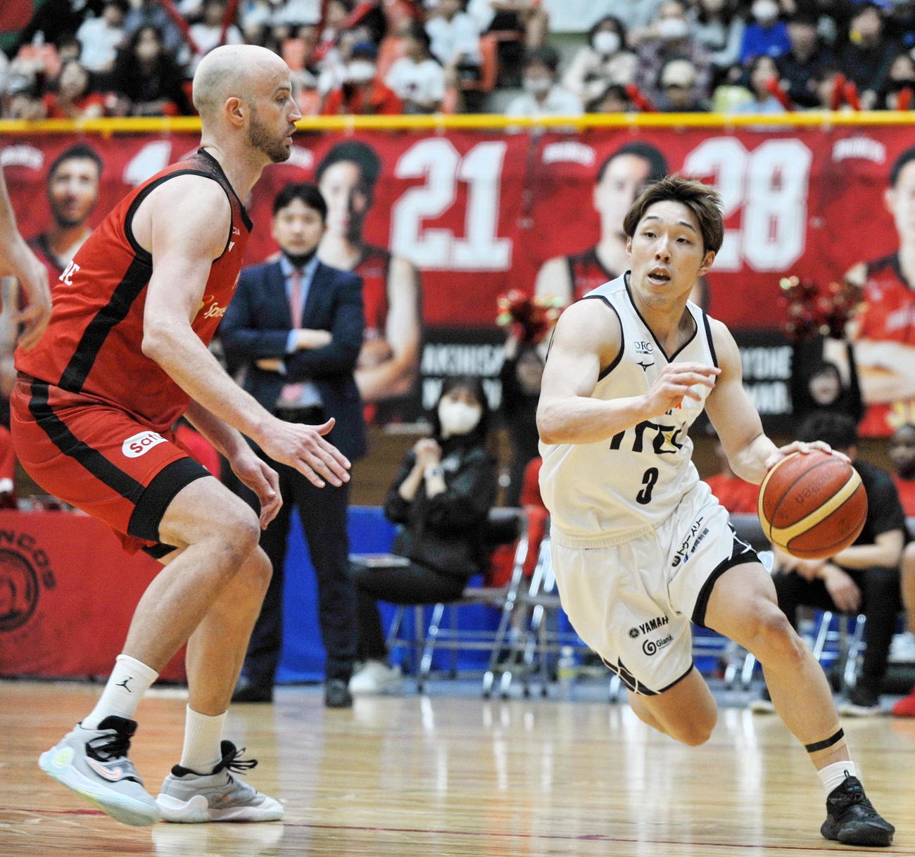 ドリブルで切り込むベルテックス静岡PG岡田（右）　