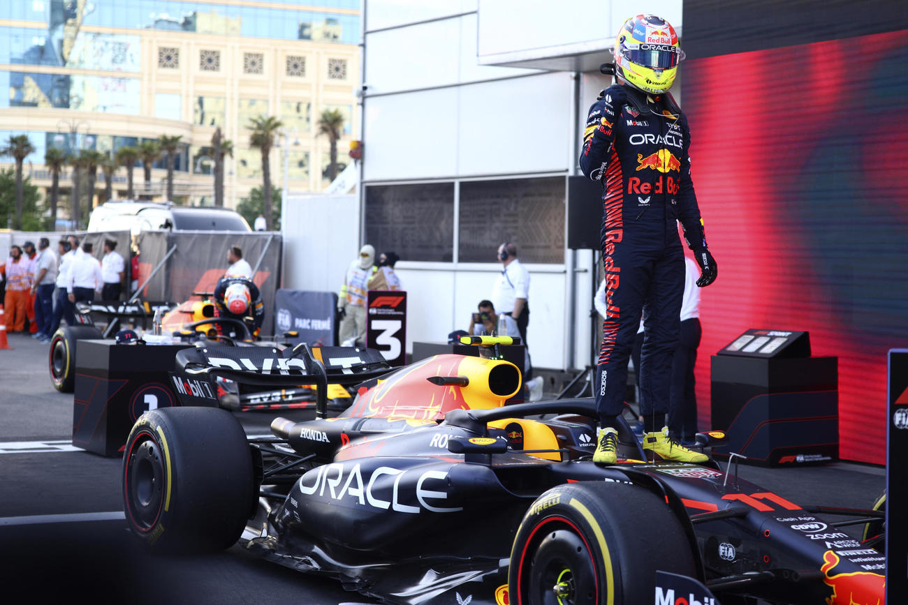 アゼルバイジャンのバクーで行われたスプリントレースで優勝し、喜ぶレッドブルのセルジオ・ペレス選手（AP）