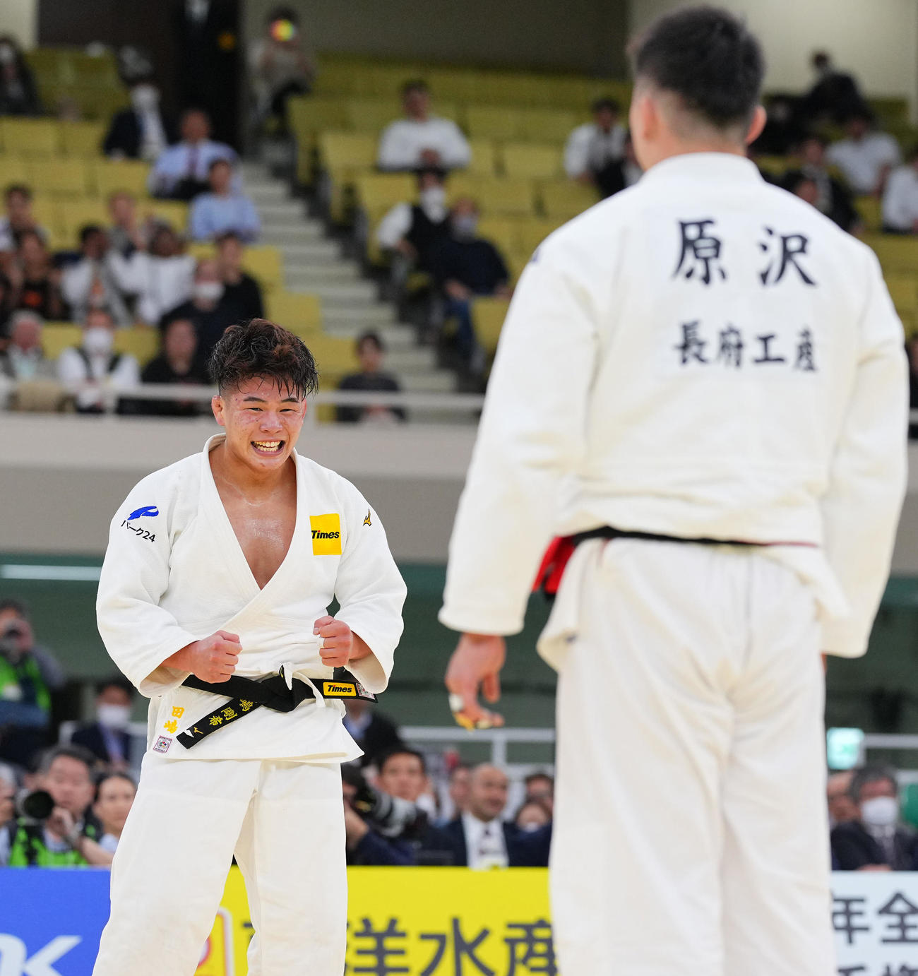 田嶋剛希対原沢久喜　原沢（右）に勝利し笑顔を見せる田嶋（撮影・垰建太）