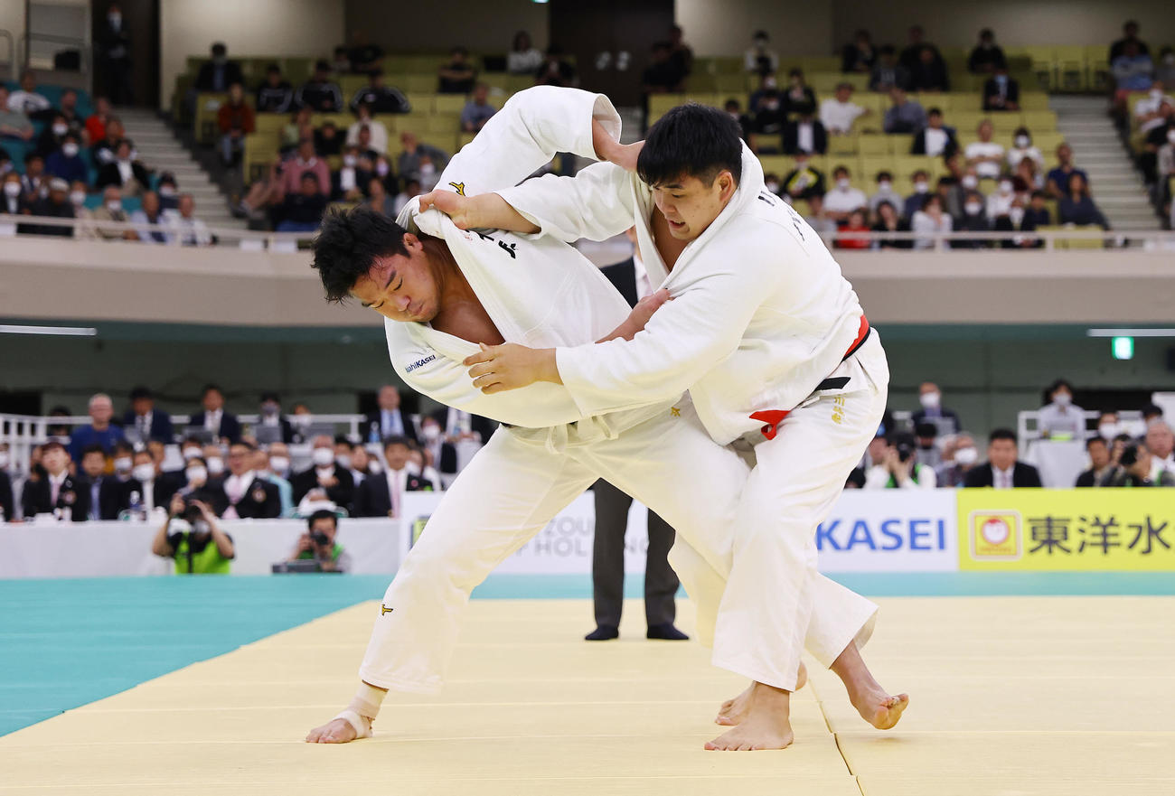 羽賀龍之介対小川雄勢　小川（右）に鋭く仕掛ける羽賀（撮影・垰建太）