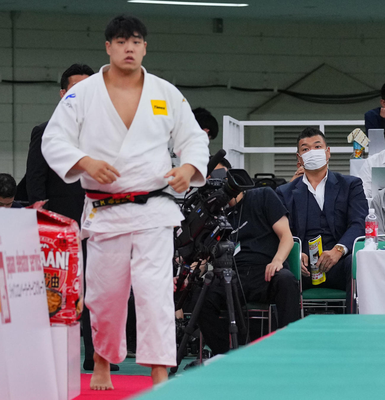七戸龍対小川雄勢　2回戦に臨む息子の小川雄勢（左）を見つめる父の直也氏（撮影・垰建太）