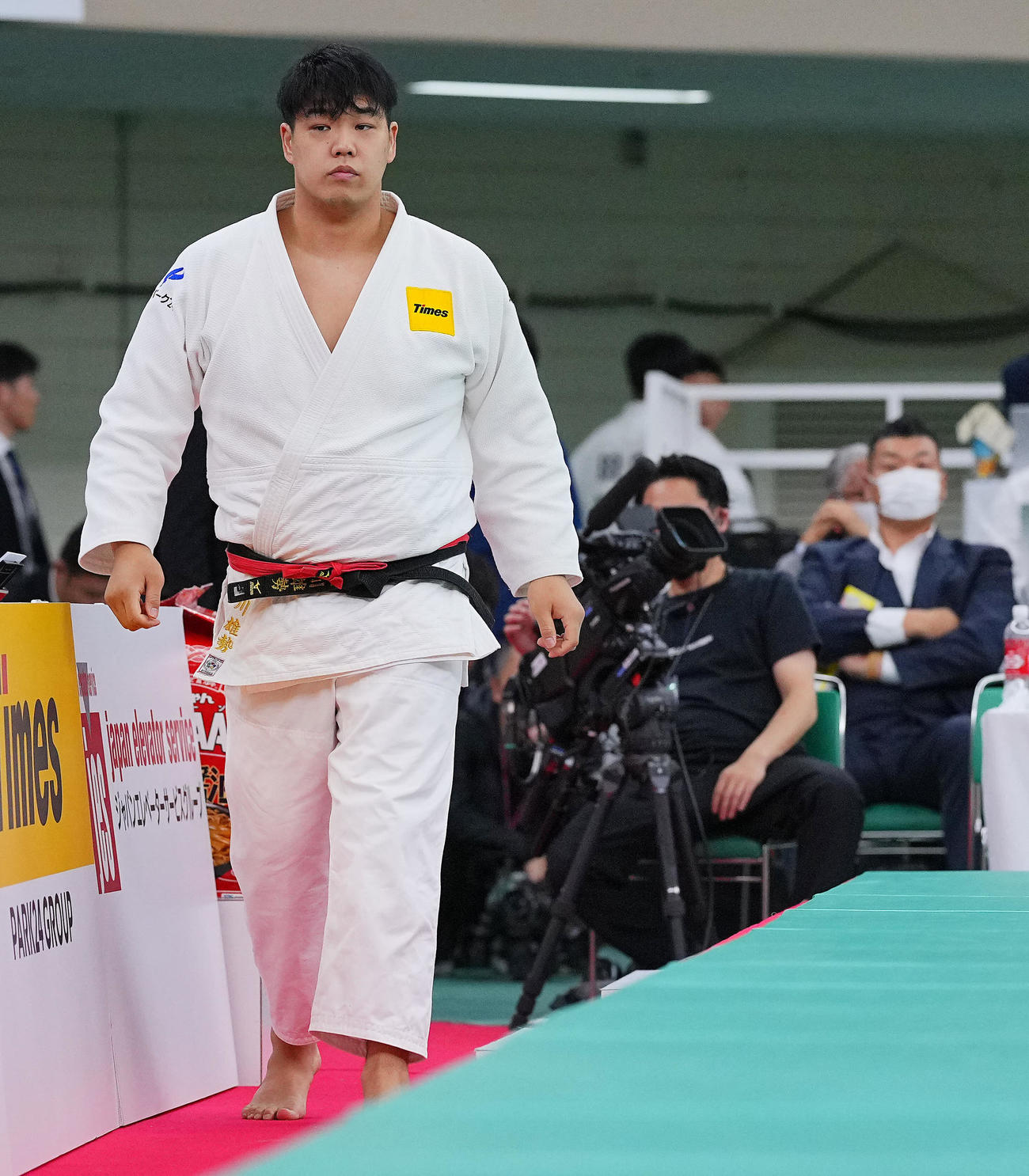七戸龍対小川雄勢　父の小川直也氏（右）が見つめる中、2回戦に臨む雄勢（撮影・垰建太）