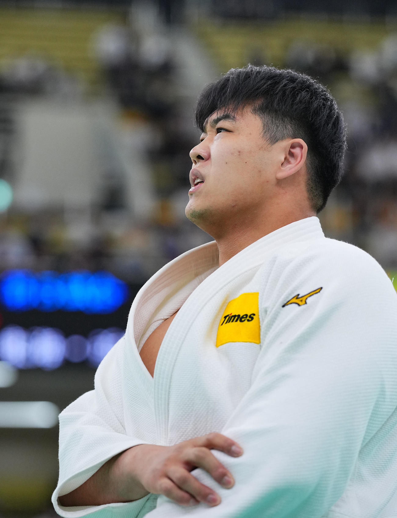 小川雄勢対近藤弘孝　3回戦を突破するも左腕を押さえ厳しい表情の小川（撮影・垰建太）