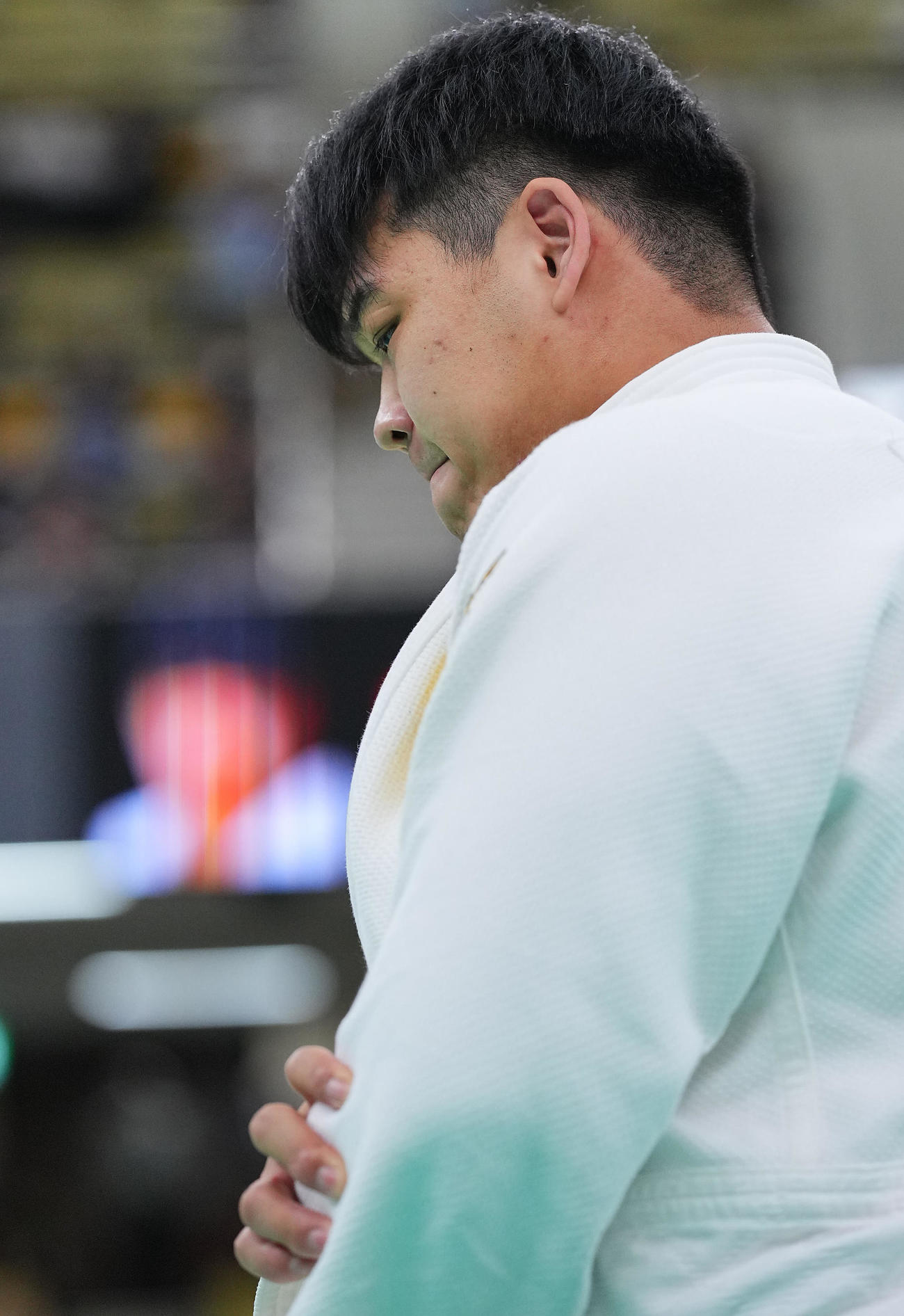 小川雄勢対近藤弘孝　3回戦を突破するも左腕を押さえ厳しい表情の小川（撮影・垰建太）