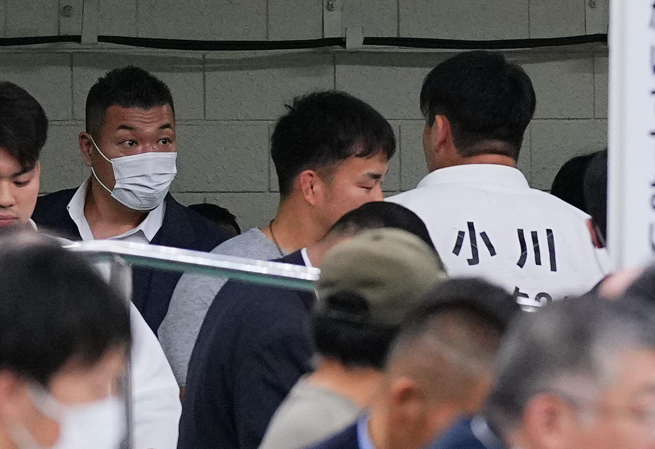 小川雄勢対近藤弘孝　3回戦を突破するも左腕を痛めた小川（右）を心配し声をかける父の直也氏（左）（撮影・垰建太）