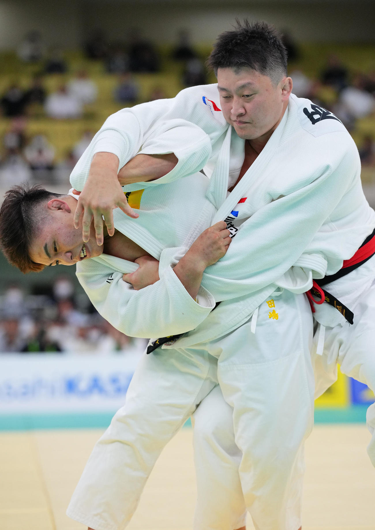 田嶋剛希対原沢久喜　体格差のある原沢（右）に果敢に仕掛ける田嶋（撮影・垰建太）