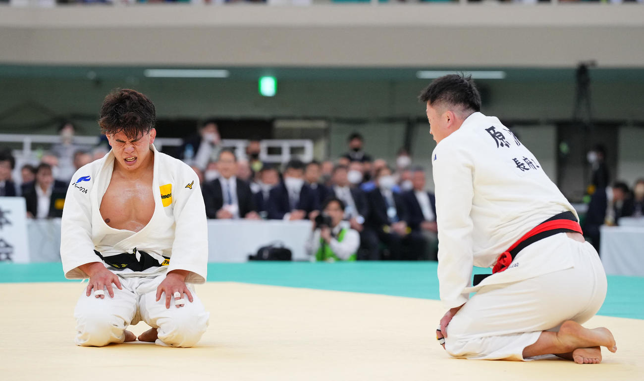 田嶋剛希対原沢久喜　試合の合間、互いに疲弊する原沢（右）と田嶋（撮影・垰建太）