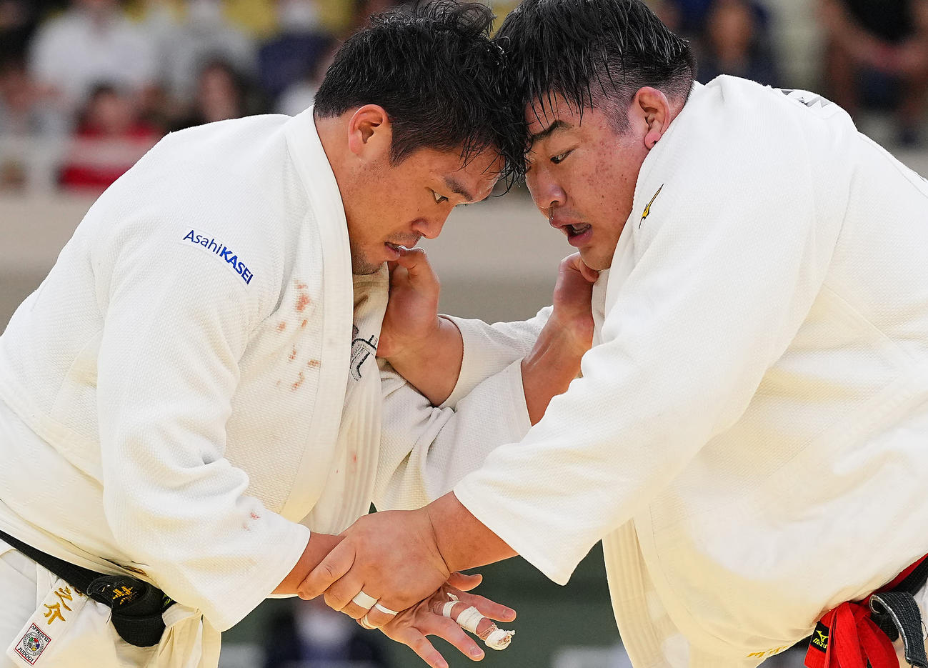 王子谷剛志対羽賀龍之介　組み合う羽賀（左）と王子谷（撮影・垰建太）