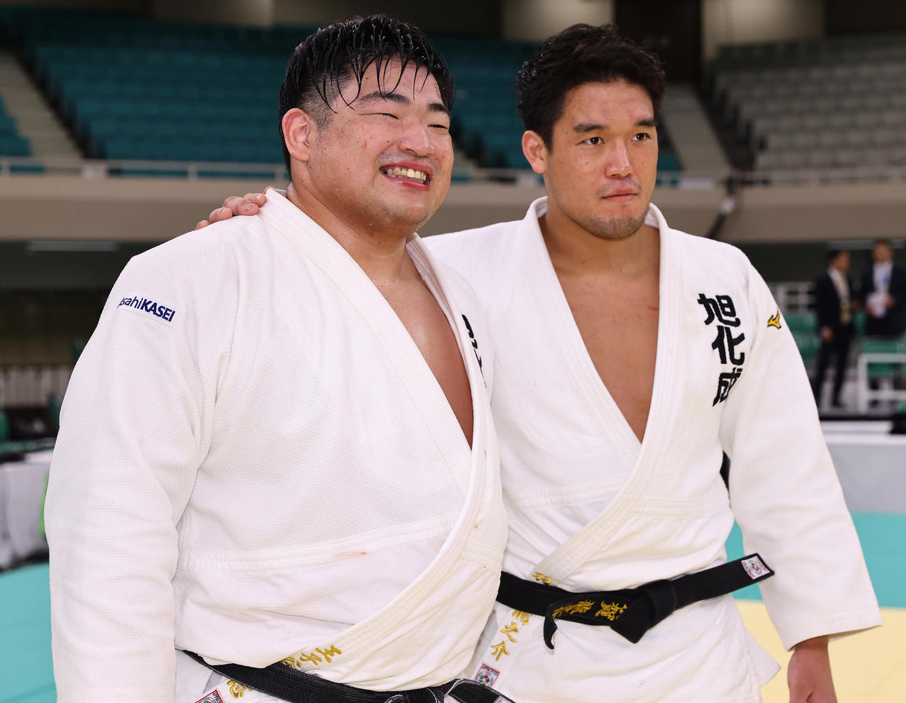 試合後、笑顔で写真に納まる優勝した王子谷剛志（左）と準優勝の羽賀（撮影・垰建太）