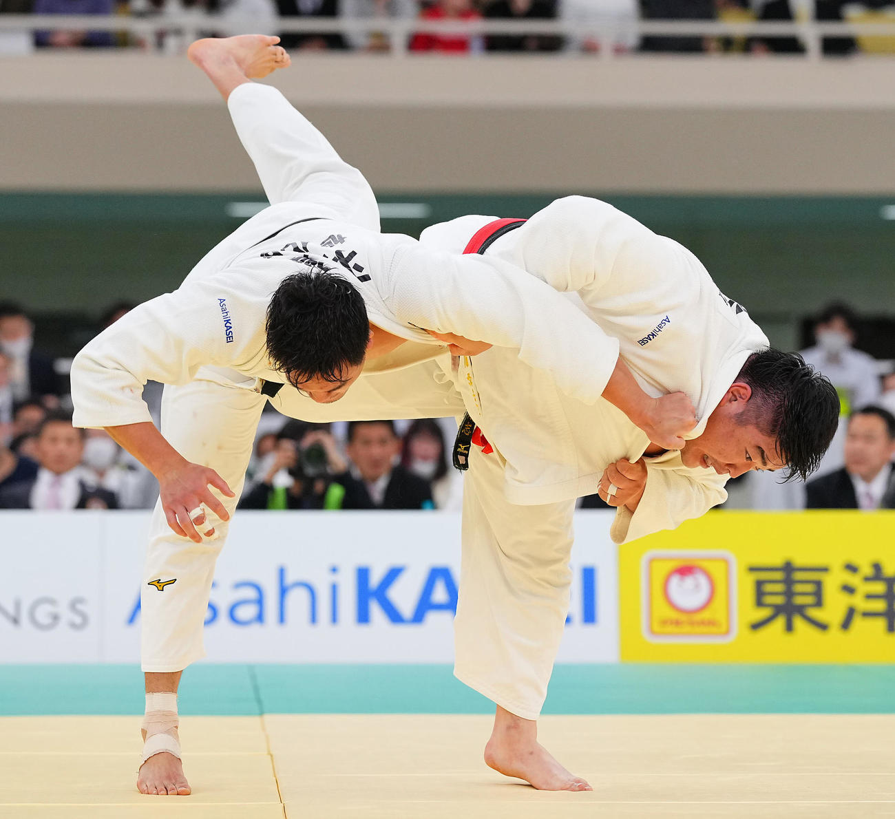 羽賀（左）に技を仕掛ける王子谷（撮影・垰建太）