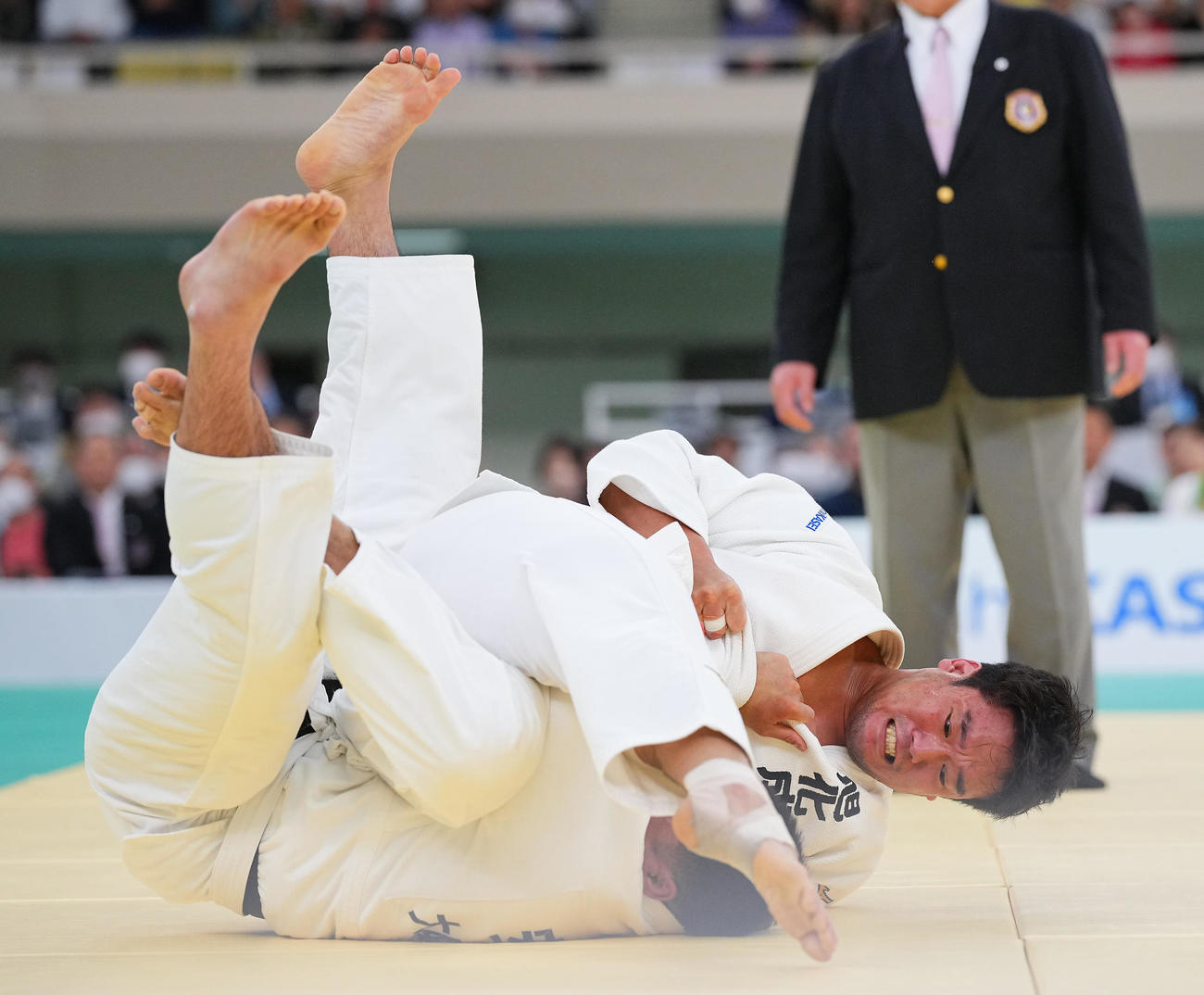 羽賀龍之介対安田夢飛　安田（下）に一本勝ちする羽賀（撮影・垰建太）