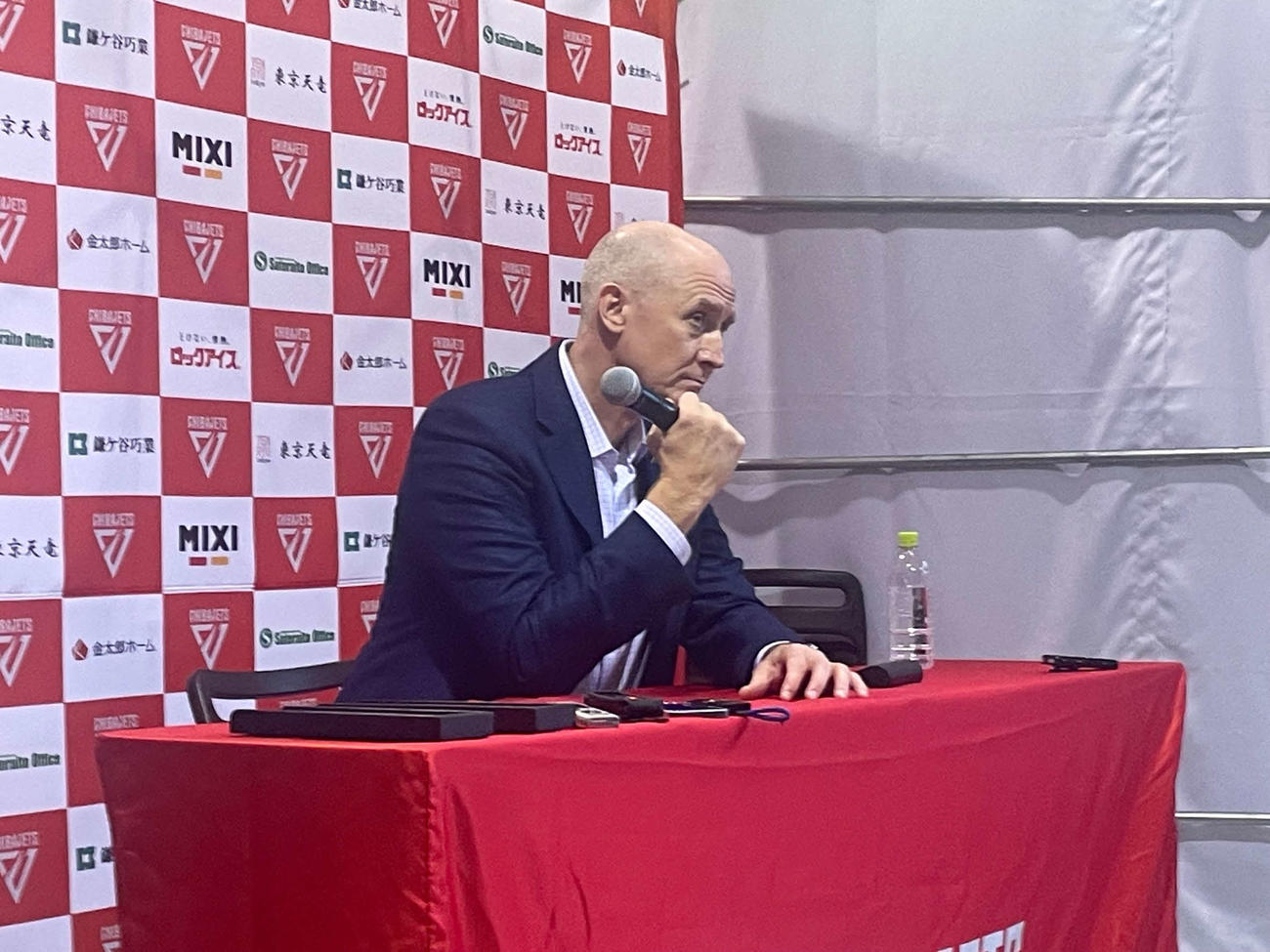 会見に応じるバスケットボール男子日本代表のホーバス監督