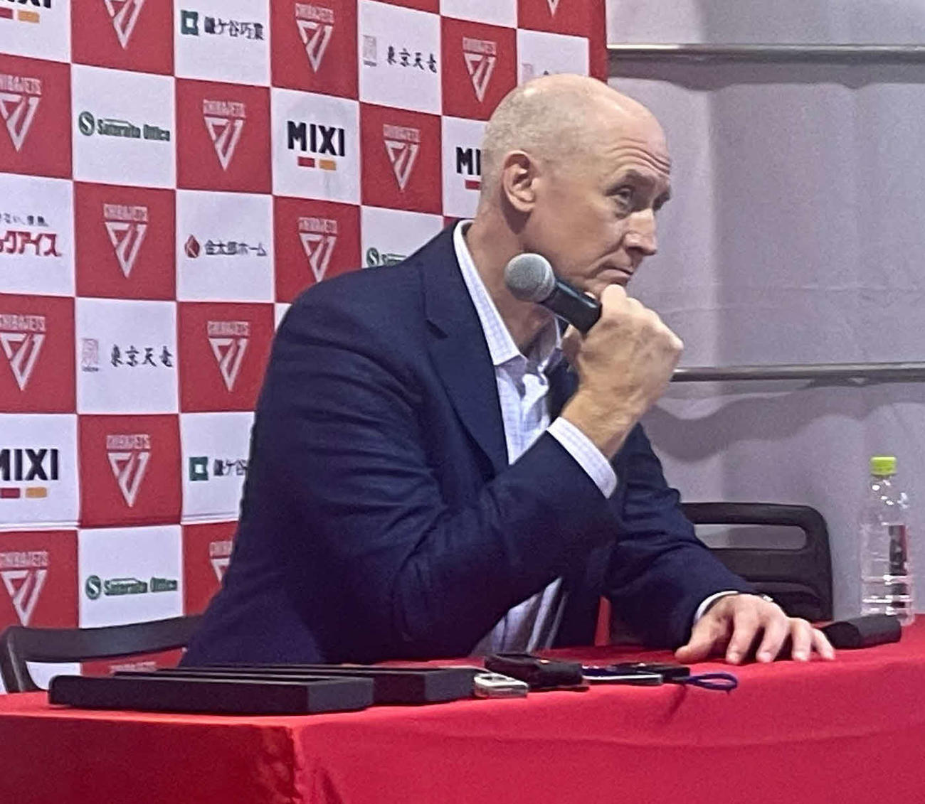 会見に応じるバスケットボール男子日本代表のホーバス監督